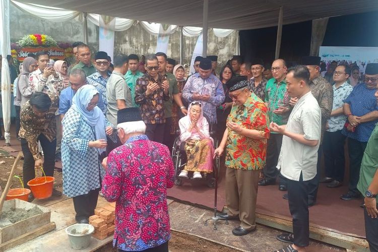 Sinta Nuriyah Abdurrahman Wahid (tengah) menyaksikan peletakan batu pertama Pusat Kajian Islam Asia Tenggara KH. Abdurrahman Wahid di Ciganjur, Jagakarsa, Jakarta Selatan, Sabtu (25/10/2025). 