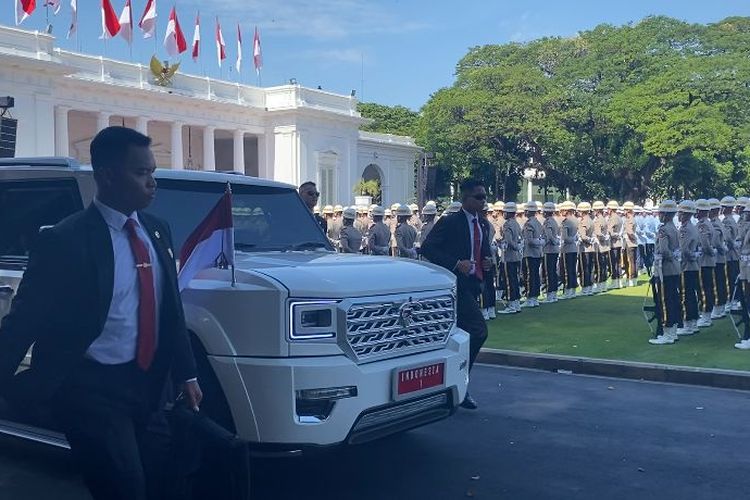 Mobil maung Garuda buatan Pindad yang ditumpangi Presiden ke-7 Joko Widodo meninggalkan Istana Merdeka, Kompleks Istana Kepresidenan, Jakarta Pusat, Minggu (20/10/2024) siang. 