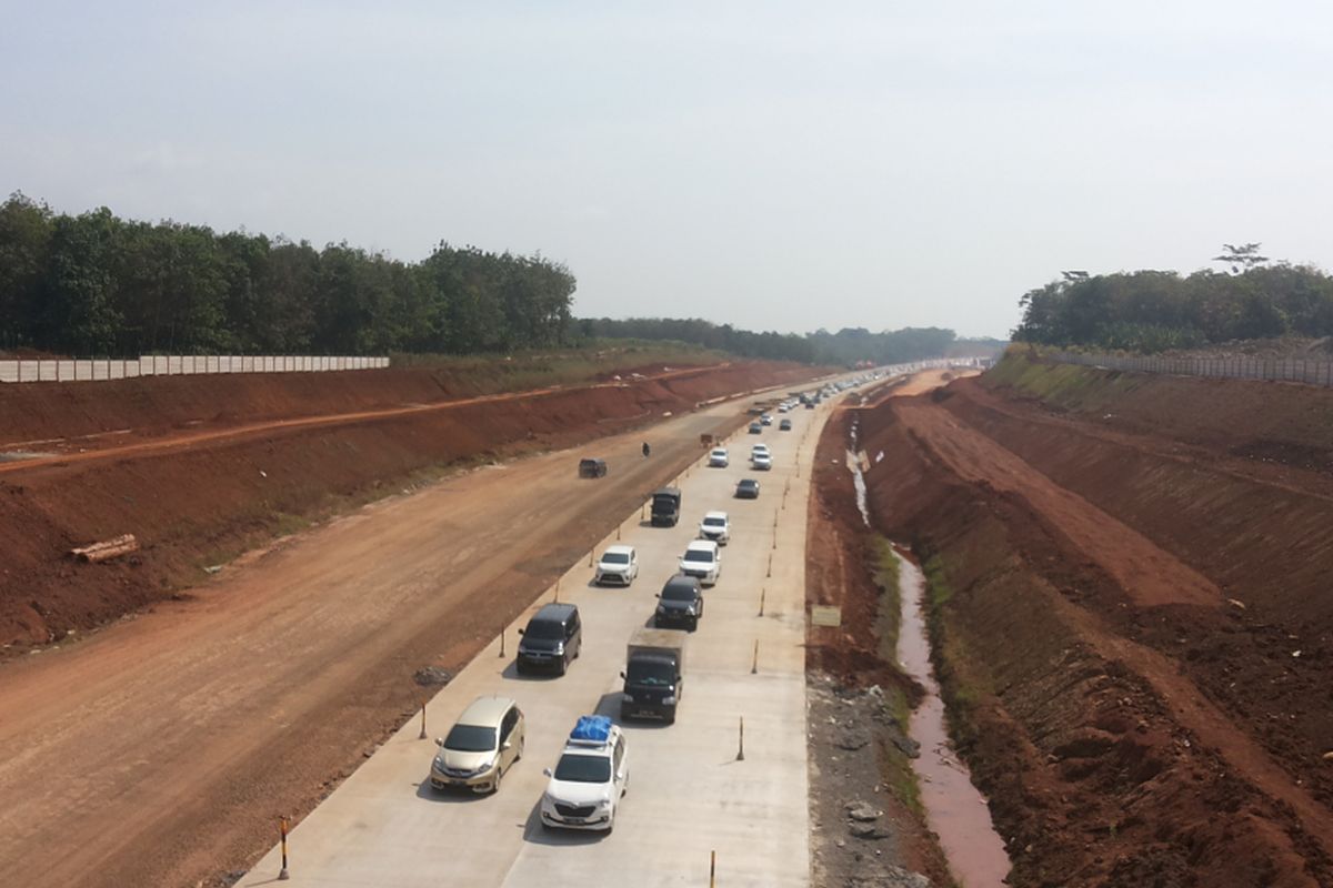 Antrean kendaraan yang hendak keluar ke jalan raya (belok kiri) di titik keluar Grinsing, tak jauh dari proyek pembangunan Jembatan Kalikuto, Batang-Kendal, Rabu (13/6/2018).