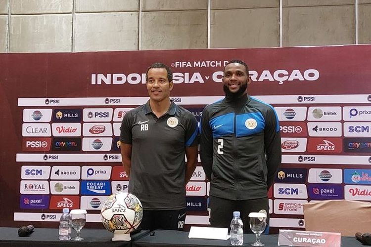 Pelatih Timnas Curacao, Remko Bicentini (kiri), bersama kapten timnya, Cuco Martina (kanan) ketika menghadiri konferensi pers menejlang laga kontra timnas Indonesi, Jumat (23/9/2022). 