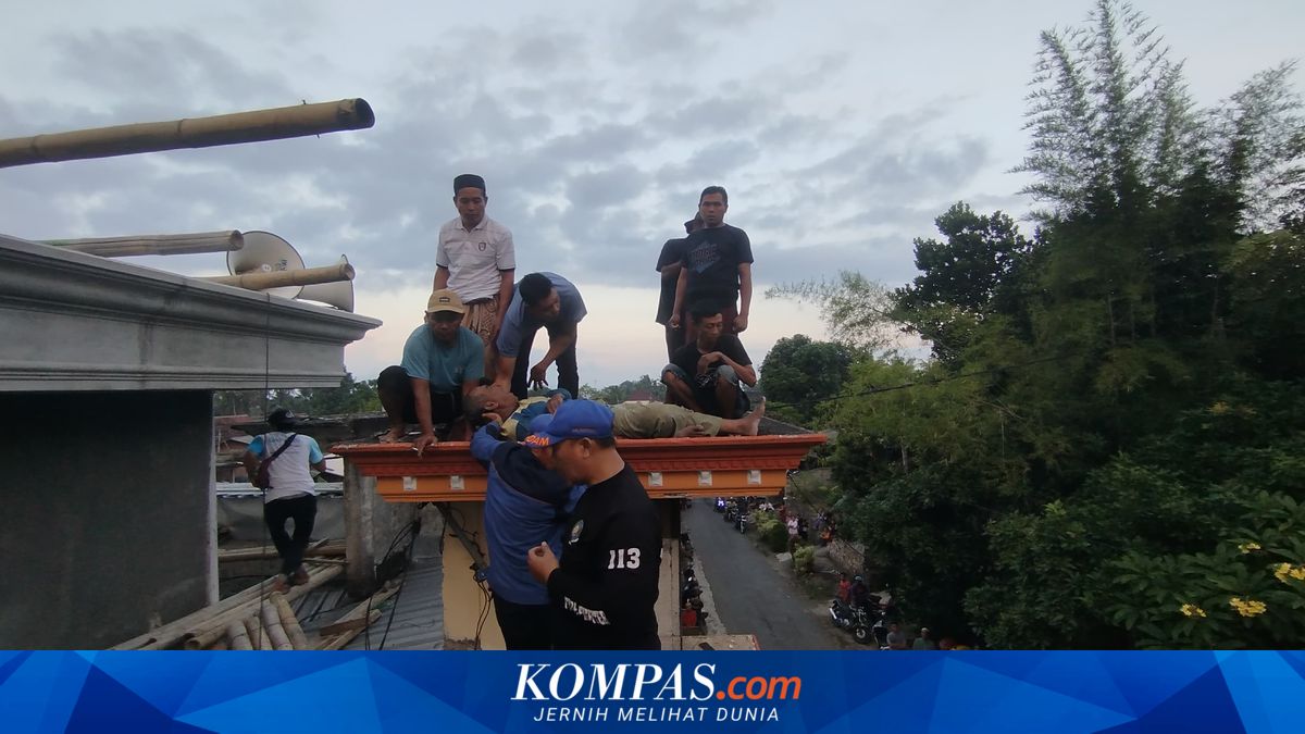 Lansia di Banyuwangi Terjebak di Atap Masjid, Damkar Evakuasi Pakai Tandu Gantung