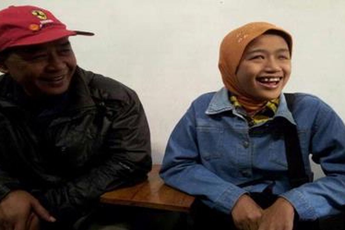 Meutia Dara Herlani bersama ayahnya, Didin. Meski tunanetra, Meutia mengikuti SNMPTN untuk bisa masuk ke UPI Bandung, Selasa (12/6/2012). Dia ingin jadi guru.