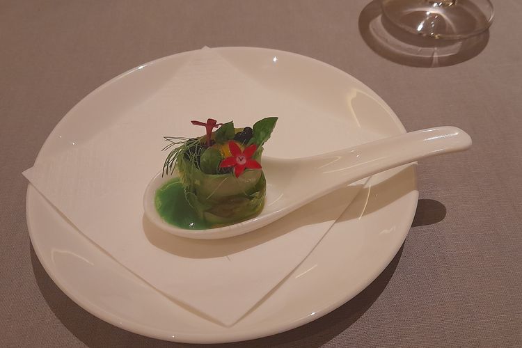 Asparagus dengan slow cooked egg dan edible flowers di Restoran il Mare Hotel Mulia.