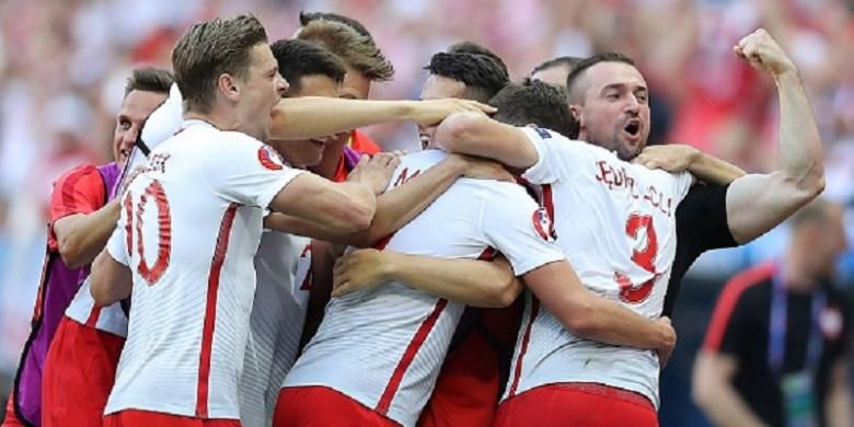 Para pemain Polandia merayakan gol Arkadiusz Milik ke gawang Irlandia Utara pada pertandingan Grup C Piala Eropa 2016 di Nice, Minggu (12/6/2016). 