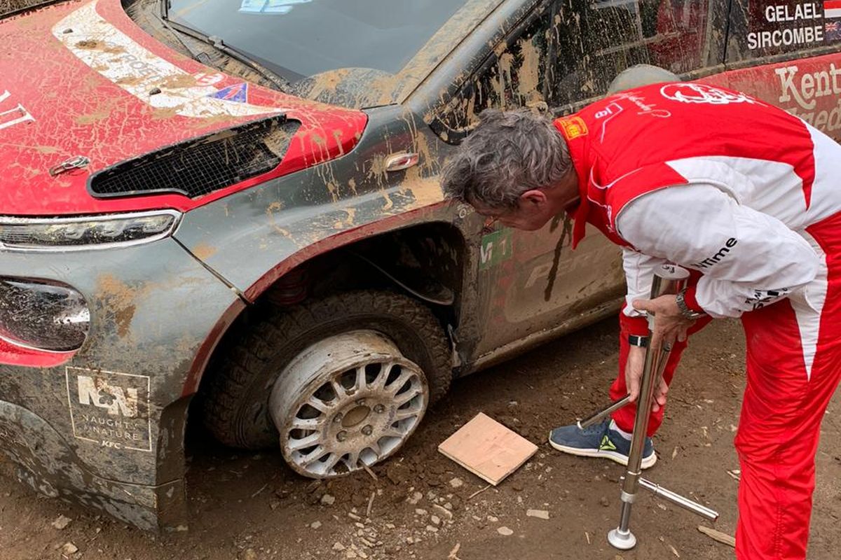 Insiden pecah ban yang dialami mobil Sean Gelael saat menjalani SS3 perlombaan leg 1 Danau Toba Rally 2019, Sabtu (23/11/2019).