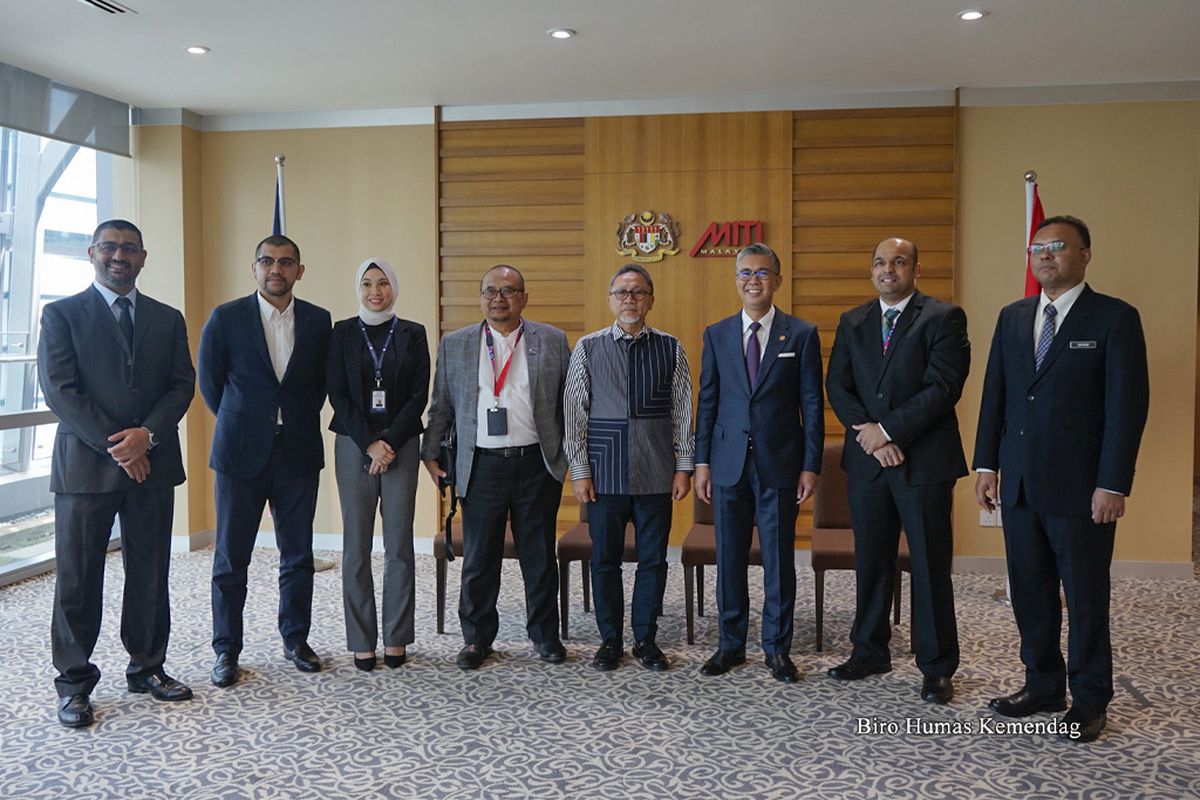 Menteri Perdagangan (Mendag) Zulkifli Hasan Republik Indonesia (RI) Zulkifli Hasan bertemu dengan Menteri Investasi, Perdagangan, dan Industri atau Minister of Investment, Trade and Industry (MITI) Malaysia Tengku Datuk Seri Utama Zafrul Bin Tengku Abdul Aziz di Kuala Lumpur, Malaysia, Rabu (7/6/2023).