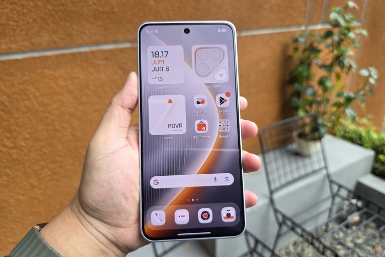 Tecno Pova 7 Ultra 5G dibekali layar AMOLED 6,67 inci dengan resolusi 1.250 x 2.800 piksel, refresh rate 144 Hz, dan tingkat kecerahan puncak mencapai 4.500 nits.