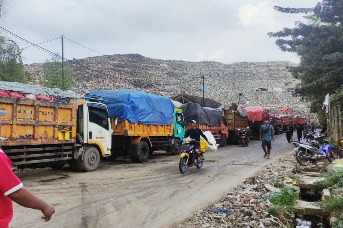 Saat 22 Alat Berat di TPA Burangkeng "Lumpuh" Imbas BBM Naik, Ratusan Truk  Sampah Antre
