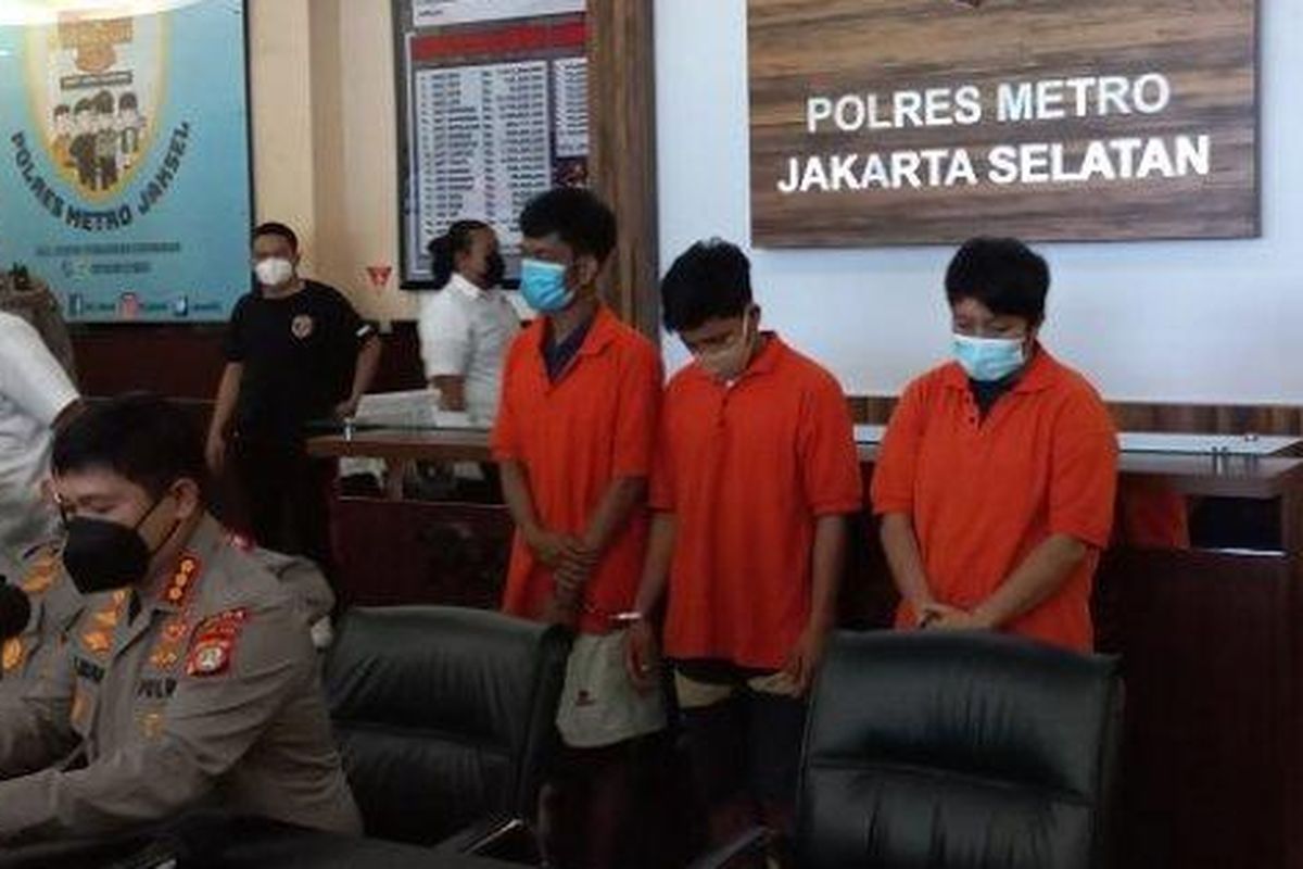 Tiga tersangka pembunuhan FF di TPU Chober, Ulujami, Pesanggrahan, Jakarta Selatan, Kamis (10/2/2022) lalu. 