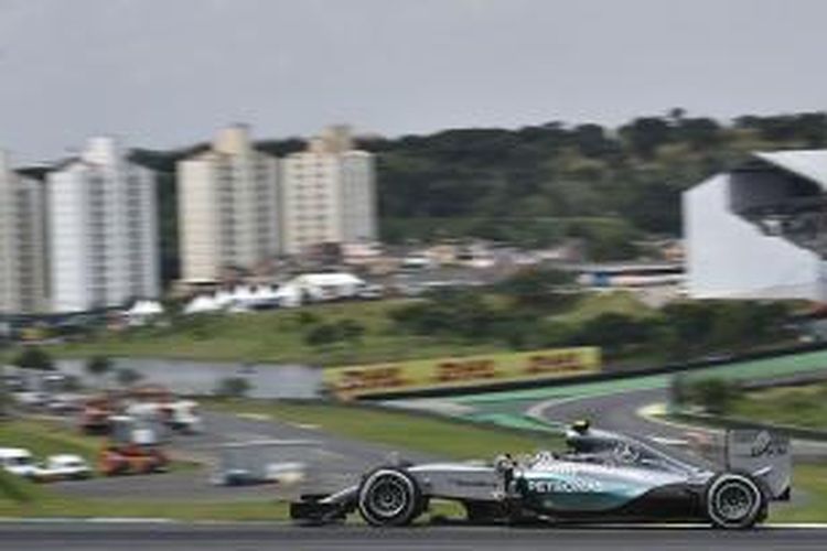 Pebalap Mercedes asal Jerman, Nico Rosberg, memacu mobilnya pada balapan GP Brasil di Sirkuit Interlagos, Minggu (15/11/2015).
