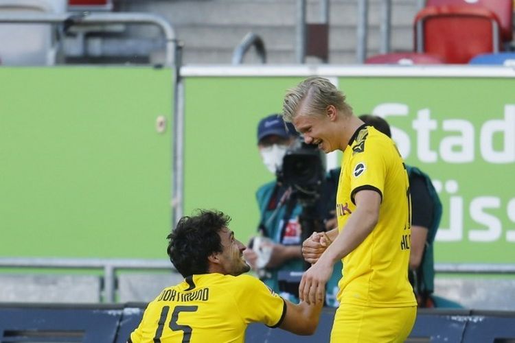 Matt Hummels, Erling Haaland dalam laga Fortuna Duesseldorf vs Borussia Dortmund, Sabtu (13/6/2020).
