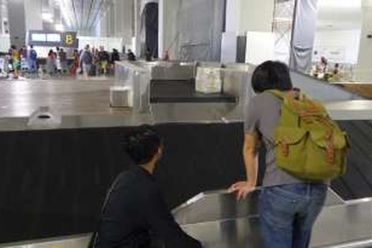 Penumpang menunggu barang mereka di tempat pengambilan bagasi Terminal 3 New Bandara Soekarno-Hatta, Selasa (23/8/2016). Meski pengambilan bagasi sudah cepat, sebagian penumpang masih mengeluhkan minimnya informasi di mana mereka harus mengambil barangnya.