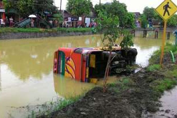 Mikrobus H 1486 AE  masuk ke sungai di jalur Pantura Demak,  tepatnya di Desa Wonokerto , Kecamatan Karangtengah,  Demak,  Rabu (28/9/2016). 