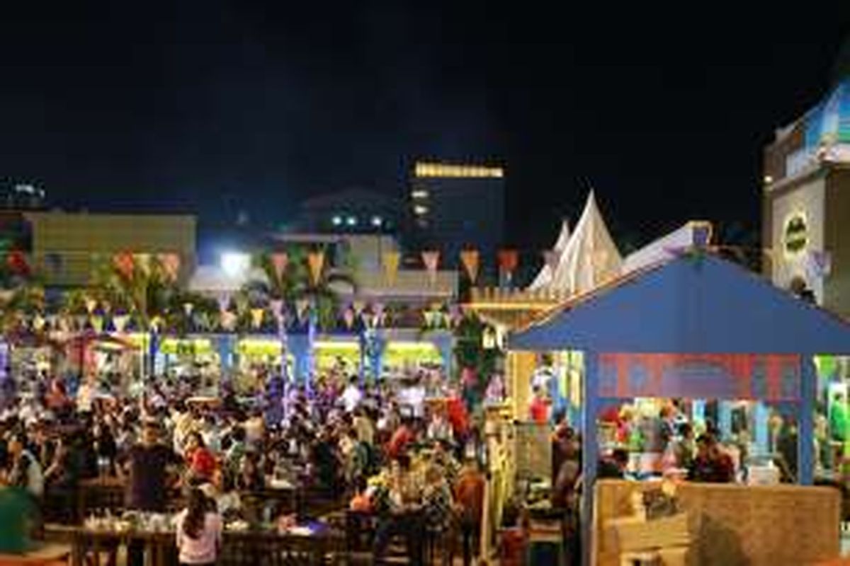 Suasana berbuka puasa di La Piazza, Kelapa Gading, Jakarta Utara, Jumat (10/6/2016).