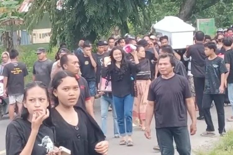 Isak tangis mengiringi kepergian Asri Obed (54) warga sipil asal Desa Terpedo Jaya, Kabupaten Luwu Utara, Sulawesi Selatan Kamis (04/5/2023) yang dibunuh Kelompok Kriminal Bersenjata (KKB) pada Minggu (30/4/2023) lalu.