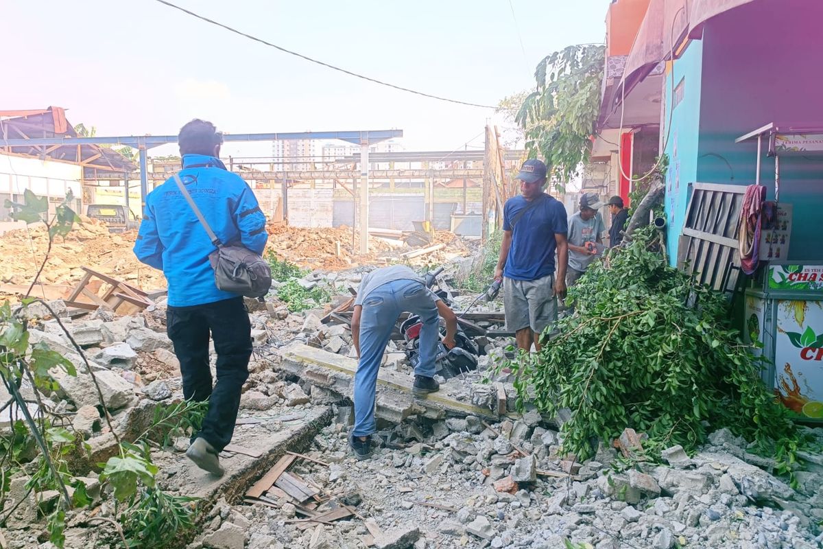 Tembok sepanjang 10 meter milik sebuah bangunan yang sedang dihancurkan roboh ke arah permukiman warga di Klender, Duren Sawit, Jakarta Timur, Senin (25/9/2023).