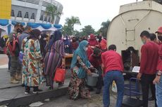 Saat Warga Pekanbaru Antre Berjam-jam Berburu Minyak Goreng Curah di Pasar Murah...