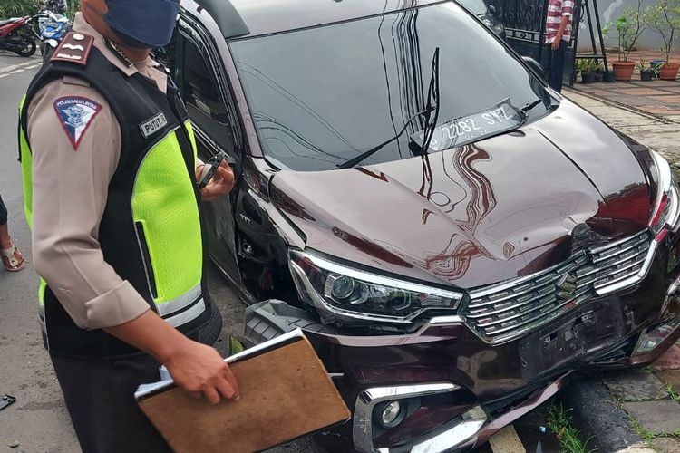 Kendaraan Toyota Calya diduga kurang konsentrasi saat melintas Jalan Paseban, Senen, Jakarta Pusat sehingga menabrak dua kendaraan yang sedang terparkir di jalan tersebut, Kamis (24/2/2022).