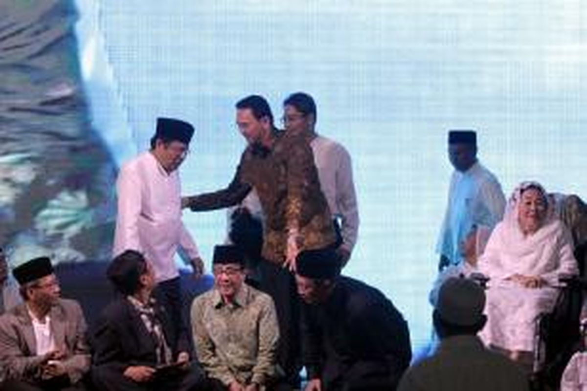 Istri presiden ke-4 RI Abdurrahman Wahid atau Gus Dur, Sinta Nuriyah Wahid (berkursi roda) bersama sejumlah tokoh seperti Menteri Agama Lukman Hakim Saifuddin, Menko Kemaritiman Rizal Ramli, politisi partai Golkar Akbar Tanjung, Gubernur DKI Jakarta Basuki Tjahaya Purnama, anggota Dewan Pembina Partai Demokrat Ahmad Mubarok, dan mantan Ketua Mahkamah Konstitusi Mahfud MD, menghadiri haul ke-6 Gus Dur di Ciganjur, Jakarta Selatan, Sabtu (26/12/2015).