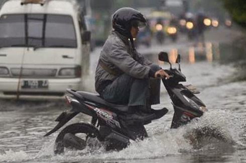 Ingat Ada Bahaya Mengangkat Kaki Saat Melewati Genangan