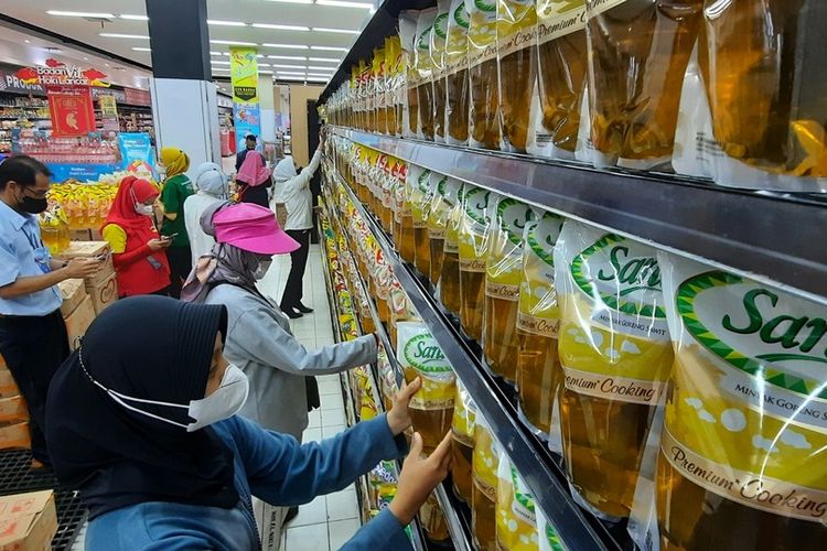 Foto-foto warga membeli minyak goreng kemasan semua merk rata dengan harga Rp 14.000 per liter di Pasar Modern Plaza Asia terbesar di wilayah Priangan Timur, Jawa Barat, Kamis (20/1/2022).