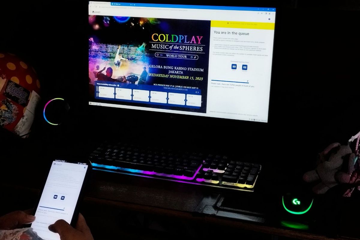 Penggemar gunakan komputer dan ponsel sekaligus untuk mengantre pembelian tiket presale konser Coldplay Music of the Spheres di warung internet Jalan Kartini Raya No 35C, Sawah Besar, Jakarta Pusat, Rabu (16/5/2023). (KOMPAS.com/XENA OLIVIA)