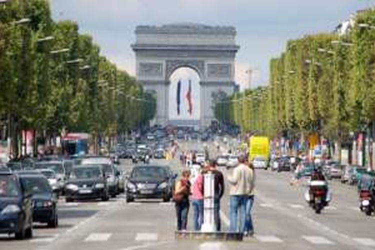 Pemerintah kota Paris siap memberkalkukan pelarangan kendaraan melewati kawasan elit dan tersohor sepanjang 2 km di Paris, Champs-Elysees, pada hari Minggu pertama setiap bulan. Aturan baru itu mulai berlaku pada 8 Mei 2016.
