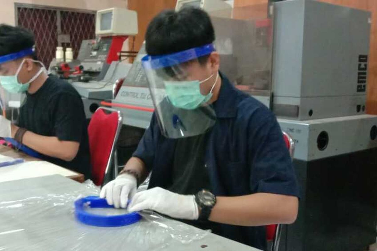Mahasiswa dari Politeknik Sriwijaya (Polsri), Palembang jurusan Teknik Mesin memproduksi Alat Pelindung Diri (APD) berupa Face Shield untuk tenaga medis yang saat ini sedang berjuang melakukan perawatan terhadap pasien yang terkena virus Corona, Kamis (9/4/2020).