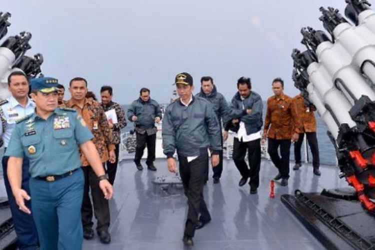 Presiden Joko Widodo mengunjungi perairan Natuna, Kepulauan Riau, Kamis (23/6). Presiden bersama rombongan mendarat di Lanud Ranai di Pulau Natuna, kemudian menggunakan KAL Sengiap II.4.55 menuju KRI Imam Bonjol-383 untuk melakukan peninjauan dan rapat terbatas bersama sejumlah menteri. KRI Imam Bonjol merupakan kapal perang yang pekan lalu menembak kapal nelayan Tiongkok di perairan Natuna.