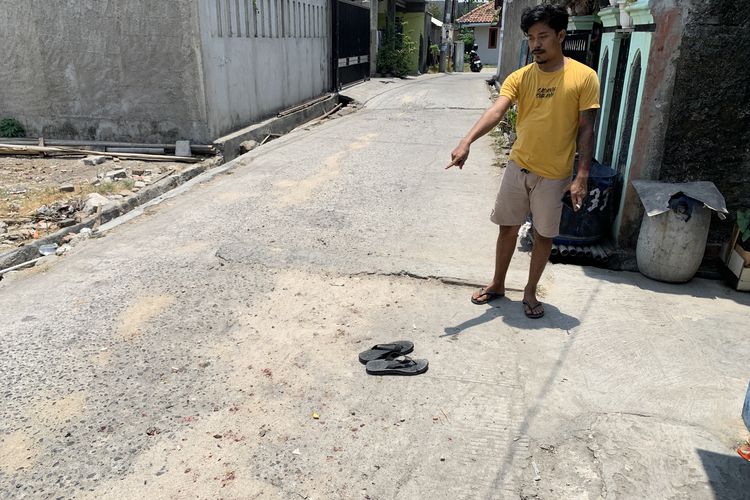 Seorang pelajar tewas di depan rumah warga di Jalan Kampung Pengarengan, Kelurahan Kaliabang Tengah, Kecamatan Bekasi Utara, Kamis (12/10/2023) pukul 20.04 WIB. Pemilik rumah Rino (28) mengungkapkan, pelajar itu ditemukan sudah bersimbah darah di depan rumahnya. 
