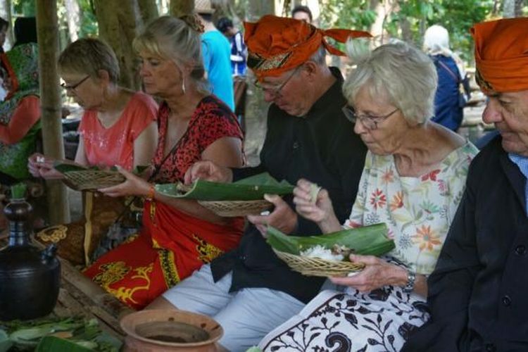 Wisatawan Amerika sedang menikmati pecel pitik di Desa Wisata Kemiren, Kecamatan Glagah, Kabupaten Banyuwangi, Jawa Timur, Rabu (31/8/2016). 