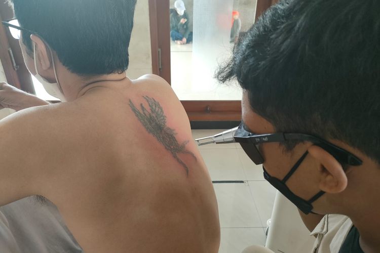 Baznas Bazis Jakarta Pusat menggelar pelayanan penghapusan tato gratis di Masjid Al-Fauz, Gambir, Jakarta Pusat, Selasa (26/4/2022).