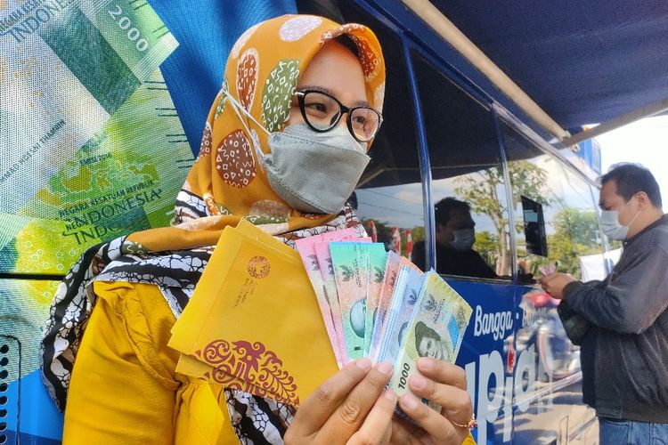 Warga menunjukan 7 pecahan uang rupiah baru tahun emisi 2022. Simak lokasi layanan penukaran uang rupiah baru di wilayah DI Yogyakarta selama periode Ramadhan 2023 dan Hari Raya Idul Fitri 1444 Hijriah.