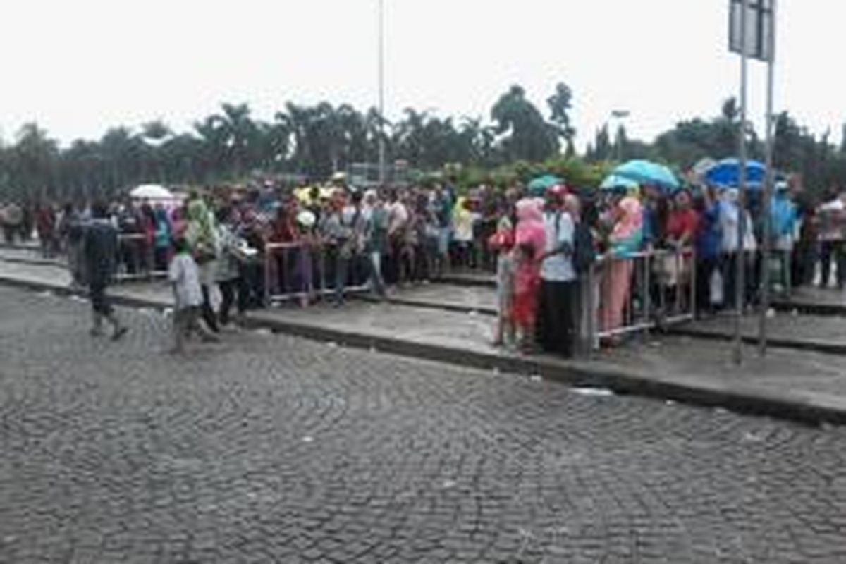 Antrean pengunjung yang ingin naik kereta keliling Monas gratis, Kamis (31/7/2014).

