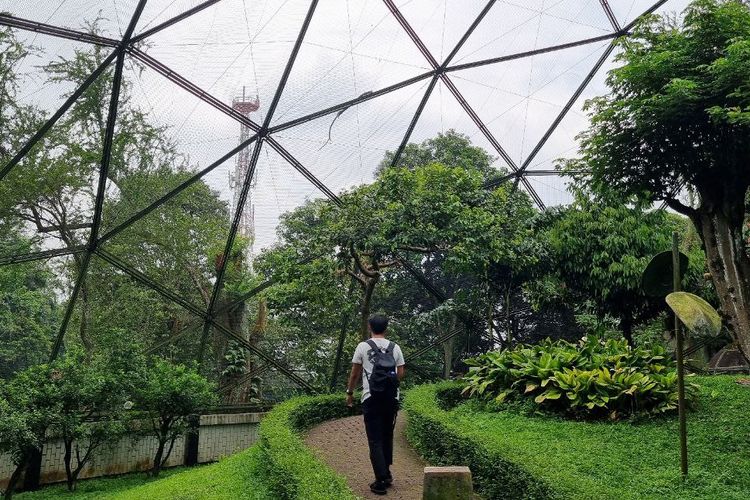 Wisatawan di area wahana burung di TMII.