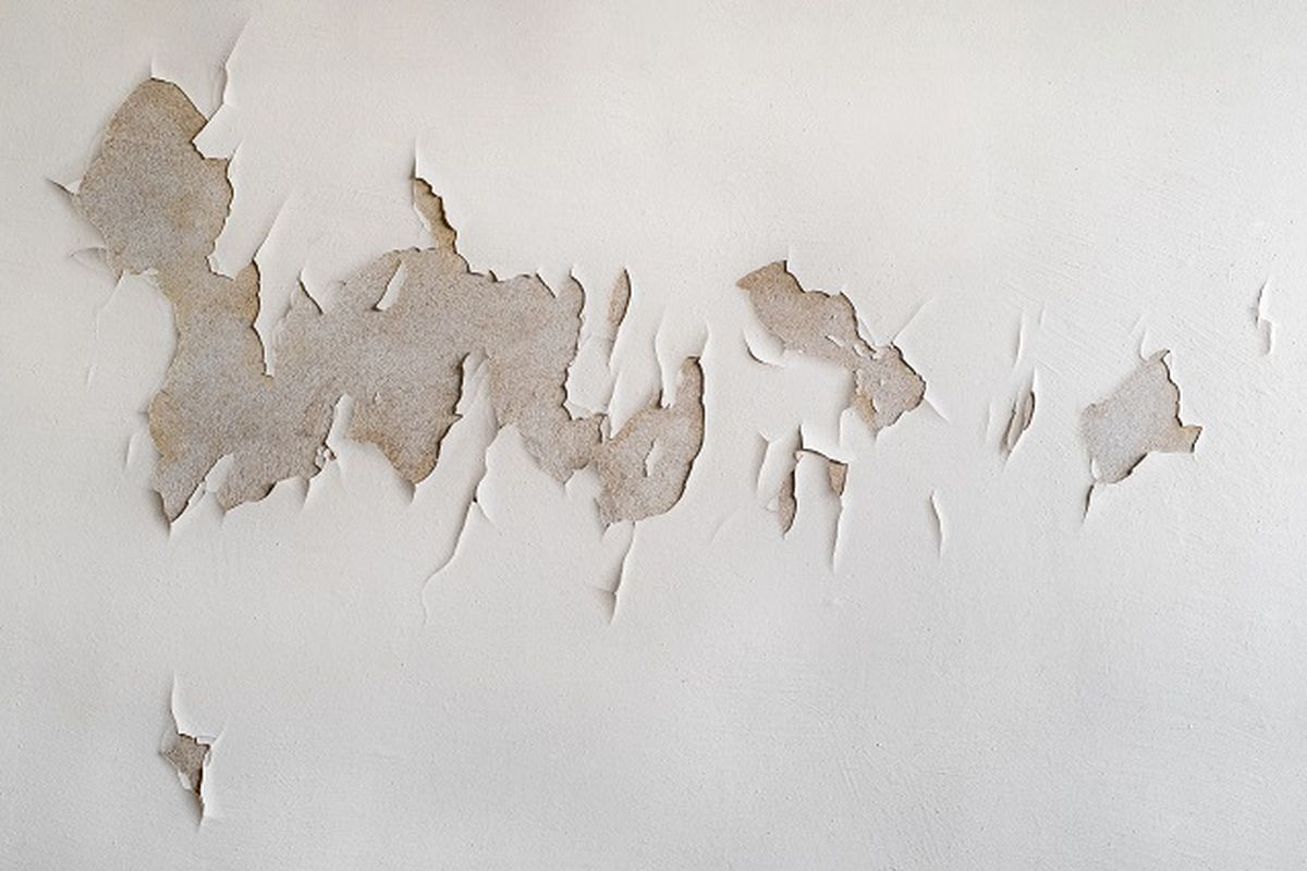 Ilustrasi cat dinding mengelupas.