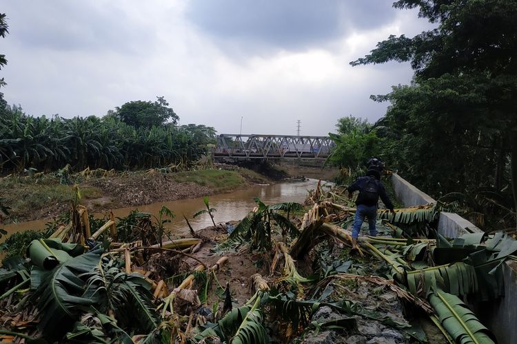 Bantaran Kali Bekasi hancur setelah digempur arus yang begitu deras saat banjir melanda, Rabu (1/1/2020) lalu.