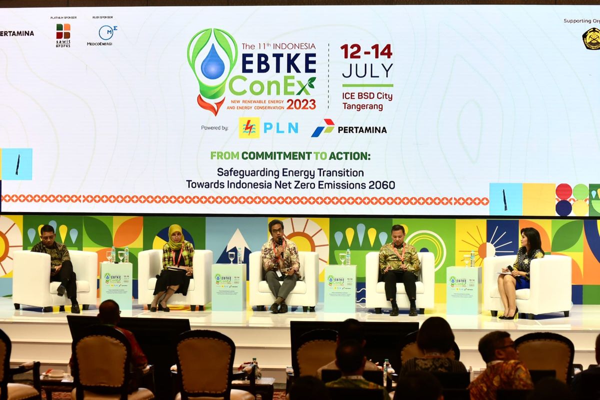 Chief Executive Officer Pertamina NRE Dannif Danusaputro (tengah) dalam diskusi panel Indonesia EBTKE ConEx 2023 di ICE BSD, Tangerang, Banten, Rabu (12/7/2023). 