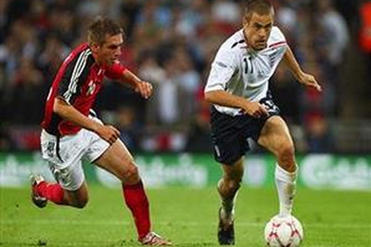 Philip Lahm (kiri), jadi incaran Barcelona.