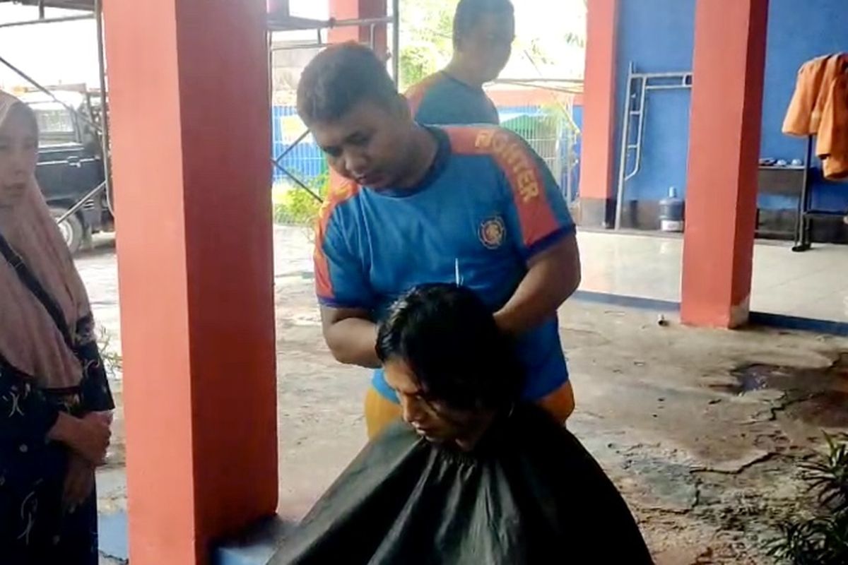 Petugas Damkar saat membantu pangkas rambut ODGJ, Jumat (11/7/2025).