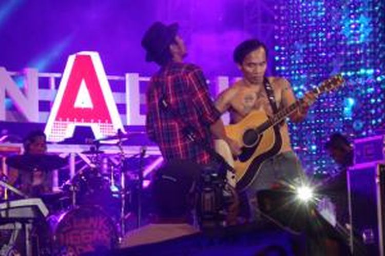 Slank tampil dalam pergelaran musik Soundrenaline 2015, di Garuda Wisnu Kencana, Kabupaten Badung, Bali, Minggu (6/9/2015). Artis musik lintas genre memeriahkan Soundrenaline yang tahun ini mengusung tema Change The Ordinary. Acara berlangsung 5-6 September. KOMPAS.com / IRFAN MAULLANA 