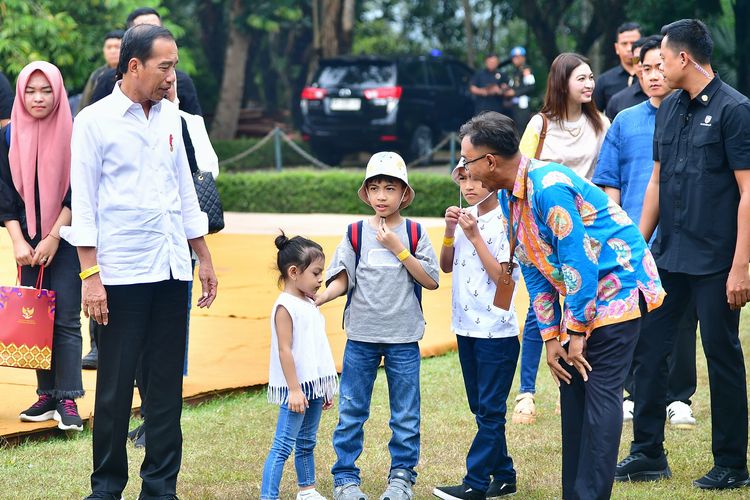 Presiden Joko Widodo (Jokowi) bersama para cucunya di Candi Borobudur, Magelang, Jawa Tengah, Sabtu (25/5/2024).