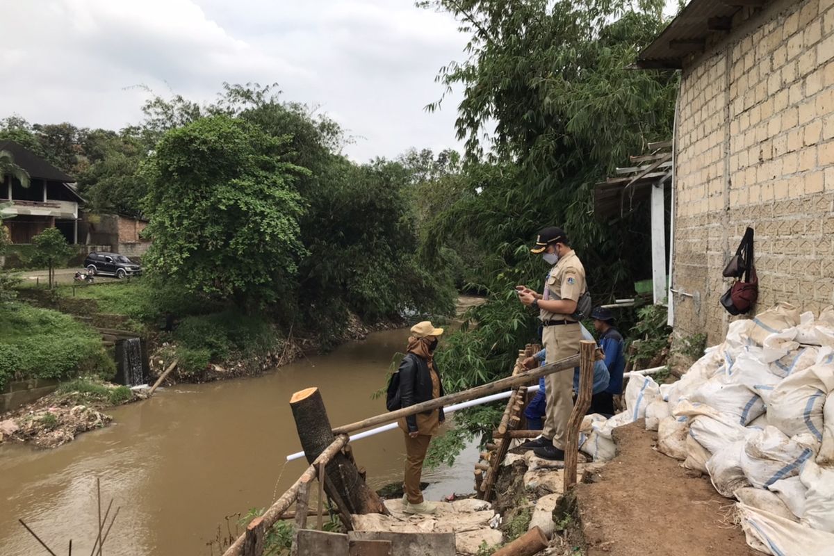 Tanah longsor di pinggir Sungai Ciliwung tepatnya di Jalan Haji Said RT 06 RW 02, Srengseng Sawah, Jagakarsa, Jakarta Selatan akan ditangani dengan pembuatan bronjong setelah setahun terbengkalai.