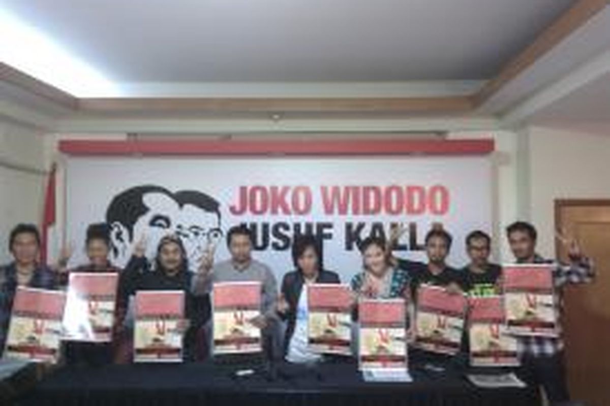 Suasana saat Slank dan beberapa artis lain menggelar konferensi pera terkait konser salam dua jari menuju kemenangan Jokowi-JK. Konferensi pers digelar di kantor media center Jokowi-JK, jalan Cemara 19, Menteng, Jakarta Pusat, Rabu (2/7/2014)