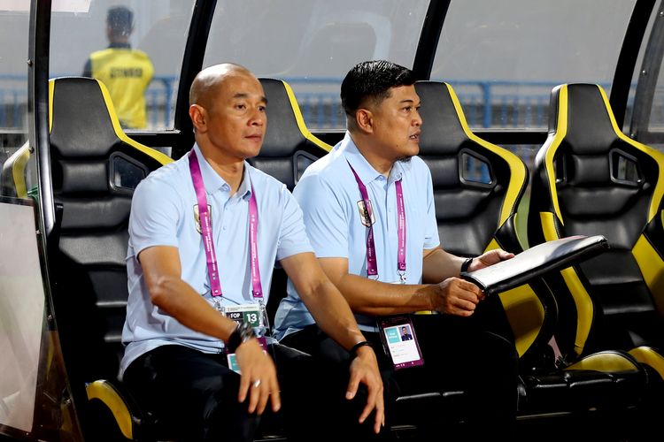 Pelatih timnas u17 Indonesia Kurniawan Dwi Yulianto bersama asitennya Dwi Prio Utomo sebelum laga pertama babak penyisihan Grup A ASEAN U17 Championship 2026 melawan Timor leste yang berakhir dengan skor 4-0 di Stadion Joko Samudro Gresik, Jawa Timur, Senin (13/4/2026) malam.