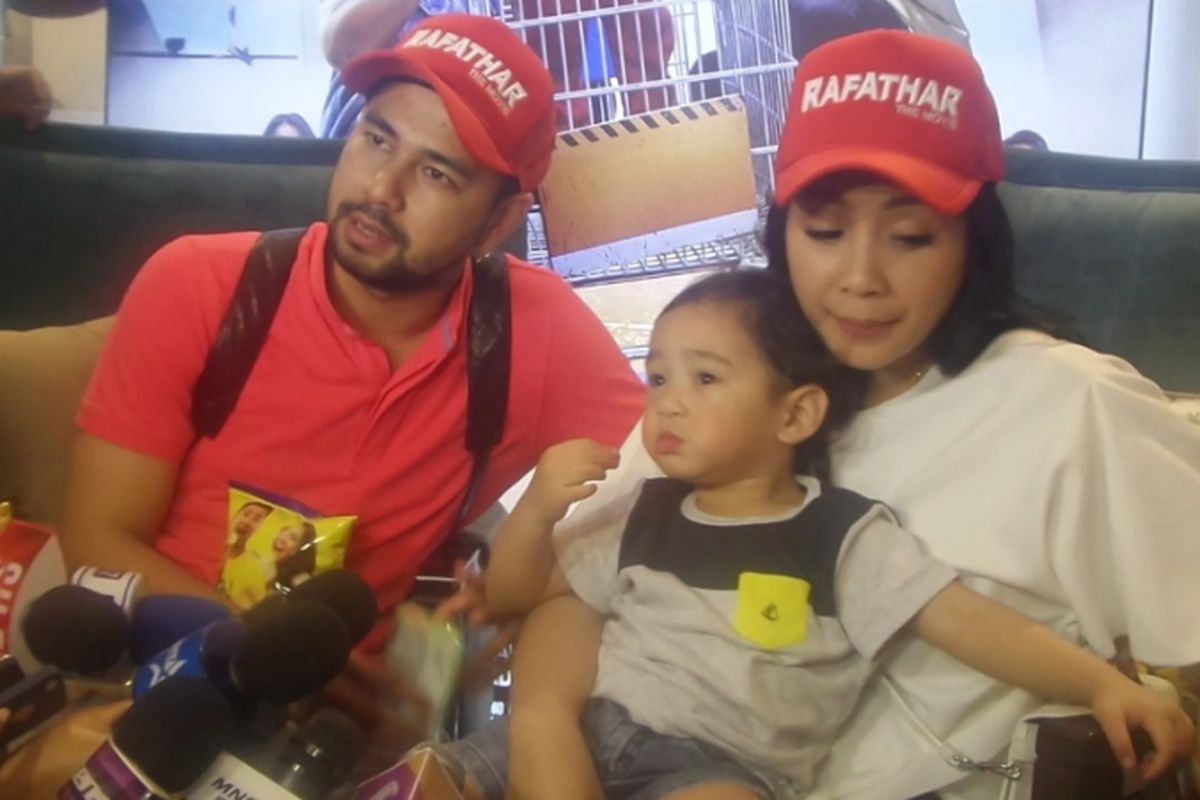 Raffi Ahmad, Nagita Slavina, dan Rafathar usai meet and greet Ransfathar Family di Gandaria City, Jakarta Selaran, Minggu (9/7/2017) malam.