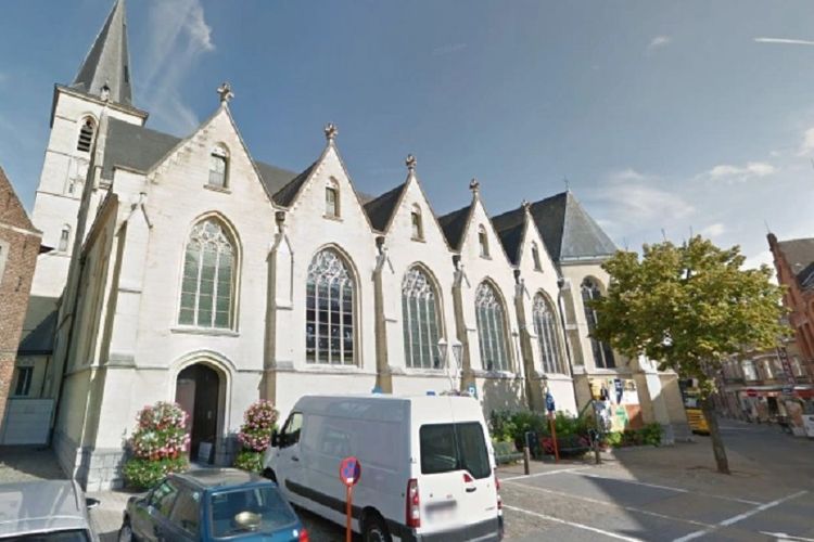 Gereja Sint-Michielskerk di Kota Bree, Belgia. Staf gereja dilaporkan harus membersihkan altarnya menggunakan air suci setelah dijadikan lokasi berhubungan seks.