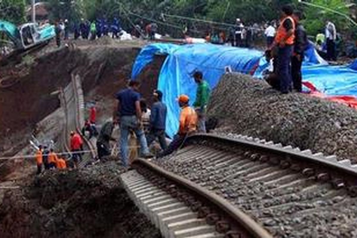 Pekerja memperbaiki rel kereta yang ambles akibat tanah longsor di Kampung Babakan Sirna, Kecamatan Sukaraja, Kabupaten Bogor, Jawa Barat, Kamis (22/11/2012). Akibat peristiwa ini perjalanan kereta Bojong Gede - Bogor dihentikan sejak Rabu (21/11/2012) sore. 