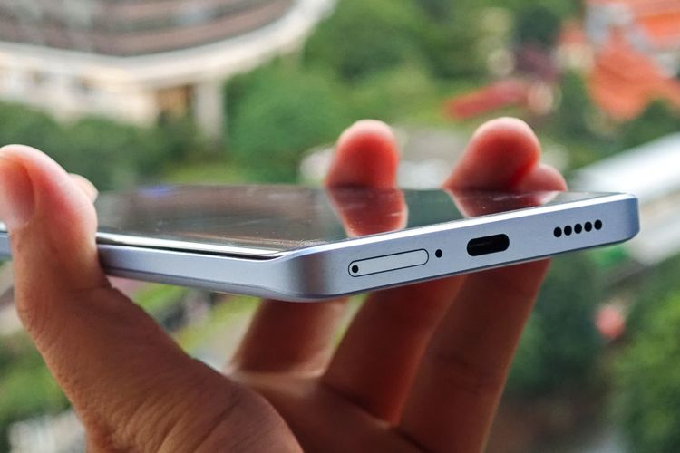 Pinggiran layar Xiaomi Redmi Note 13 Pro Plus 5G melengkung (curved) di sisi kanan dan kiri, sementara bagian frame berbentuk flat.