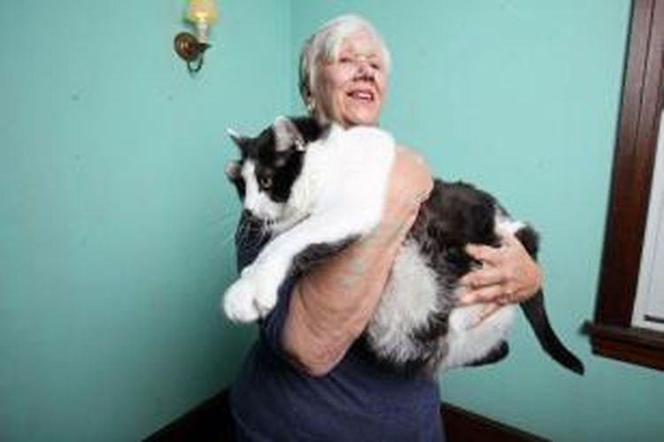 Sprinkles dan pengasuhnya di SOS Sea Isle City Cats, Stacy Olandt. Sprinkles diyakini adalah kucing terberat di AS dengan bobot setara dengan bocah empat tahun.